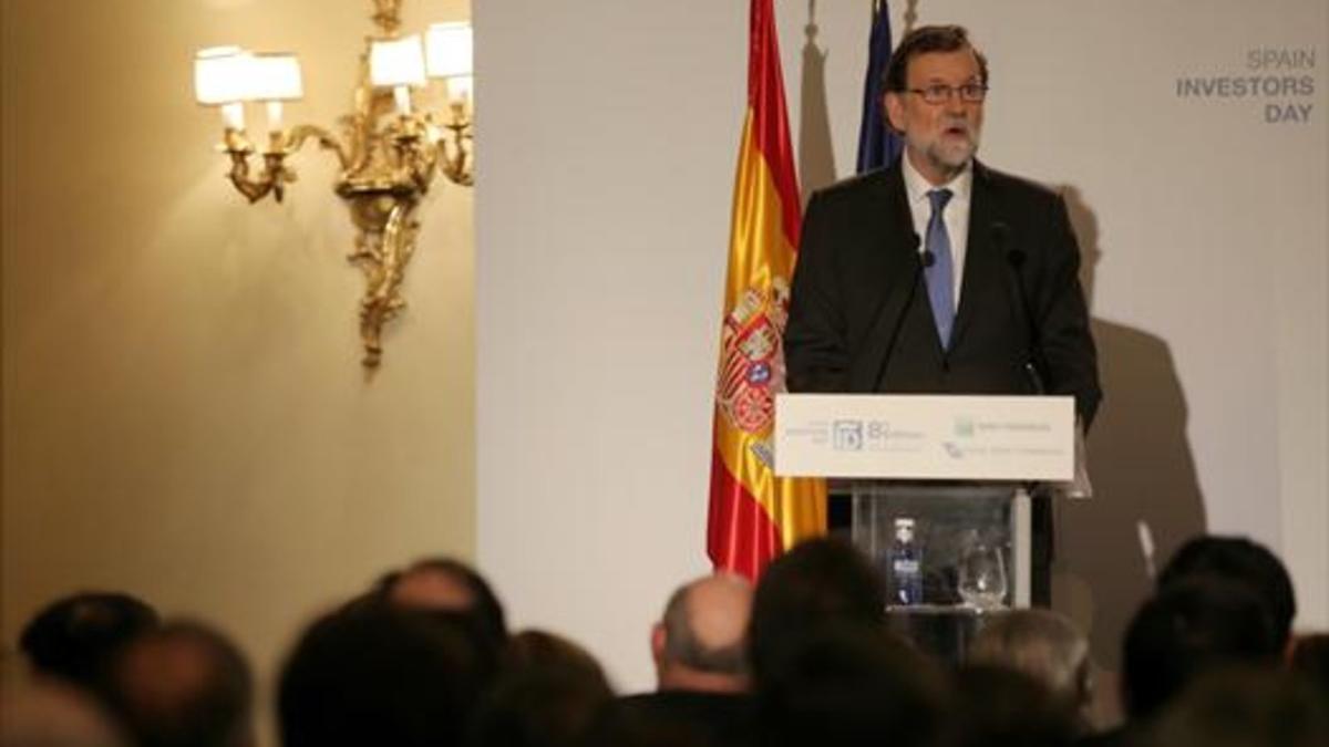 Mariano Rajoy interviene ante inversores y empresarios, ayer, en Madrid.