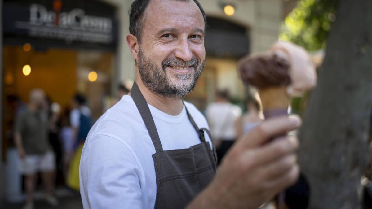 Massimo Pignata davant la gelateria DelaCrem del carrer Enric Granados.