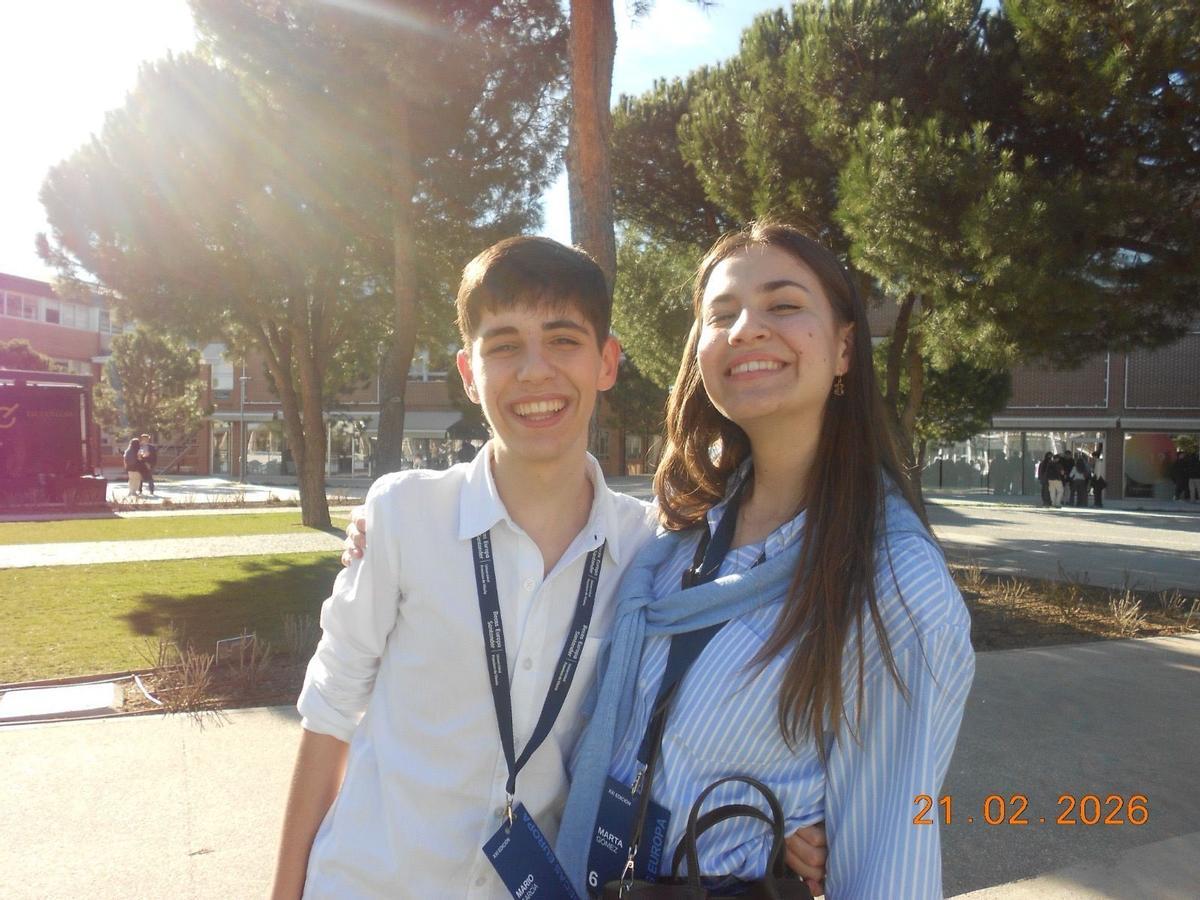 La zamorana, segunda por la derecha, con su grupo Meraki durante la convivencia en Madrid. Marta Gómez con su compañero Mario García, ambos alumnos del IES María de Molina