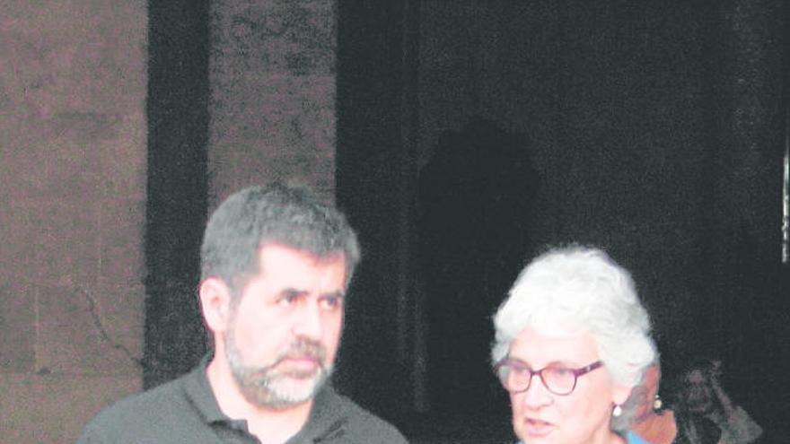 Jordi Sánchez i Muriel Casals, sortint del Palau de la Generalitat