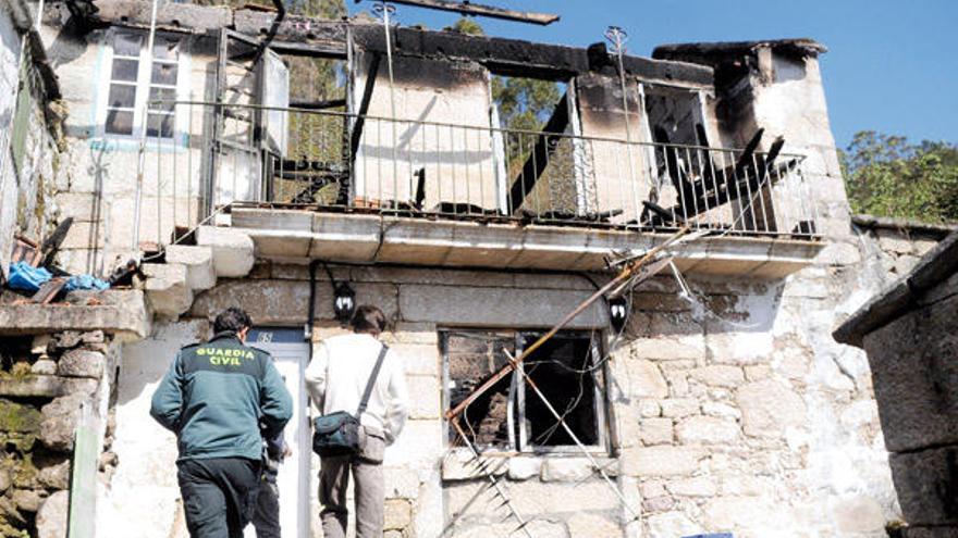 Dos agentes de la Guardia Civil supervisan los daños. // Gustavo Santos