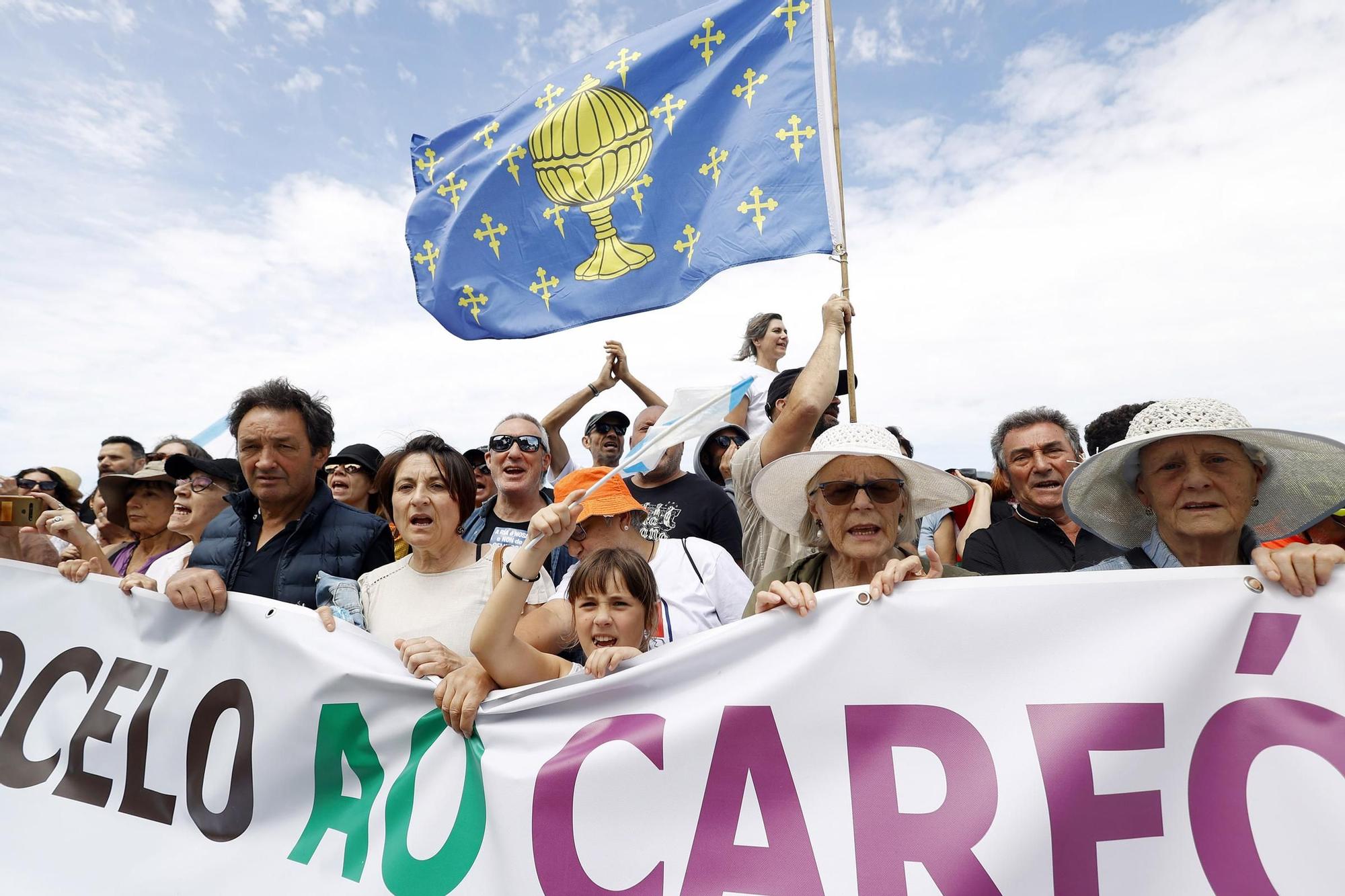 Miles de gallegos marchan de Pontevedra hasta Lourizán en protesta por las celulosas de Ence y Altri