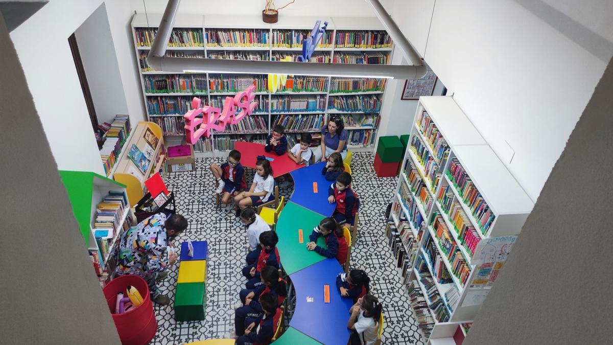 Una actividad de cuentacuentos en la biblioteca de Coria.