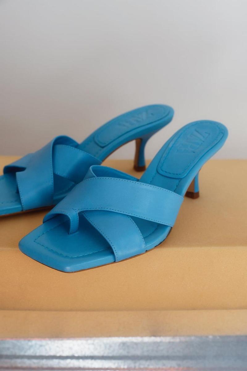 Sandalias de piel azules tipo mule de Zara