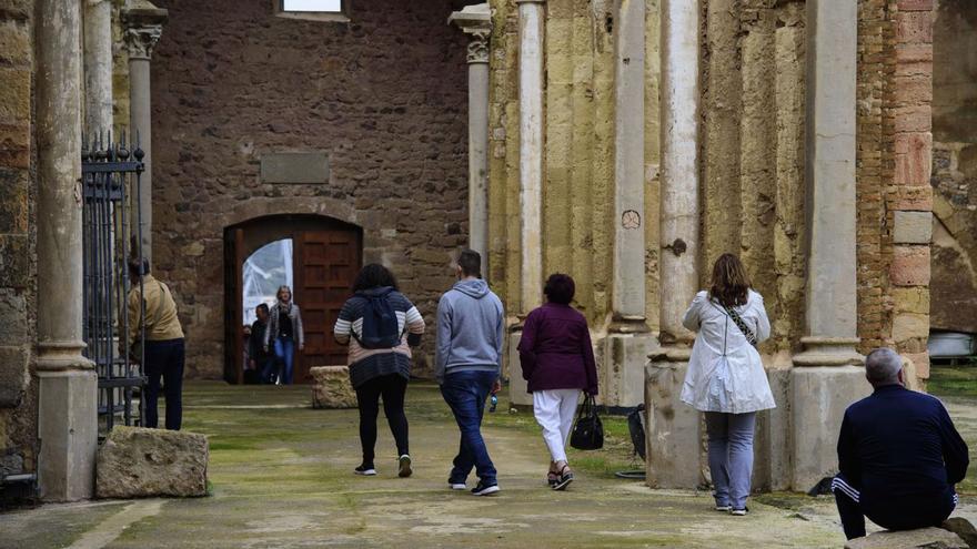 Turistas visitan la Catedral Vieja, sin rehabilitar, en una imagen de este año.