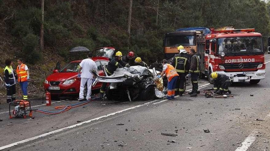 Mueren madre e hija al chocar su vehículo contra un camión en Burela