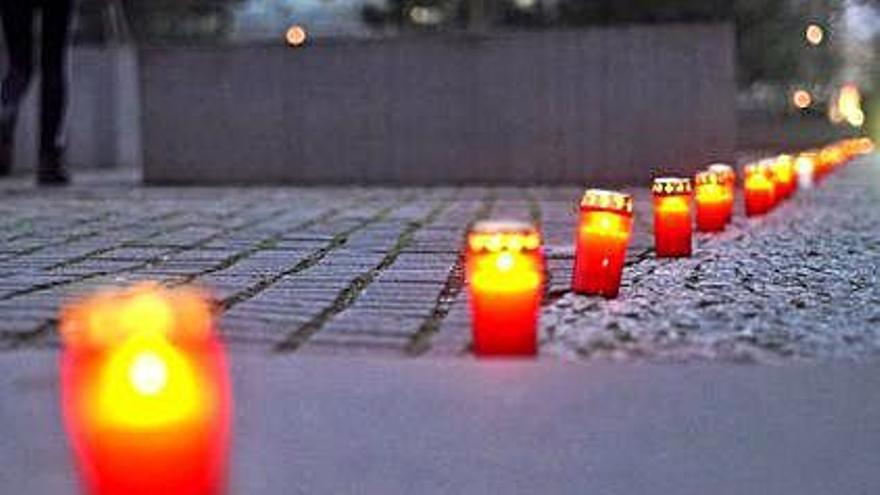 Espelmes commemoratives al memorial de les víctimes de l&#039;holocaust a Berlín