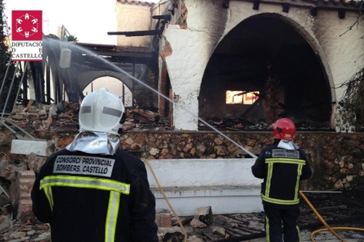 Imagen de los bomberos apagando el incendio que calcinó el restaurante.