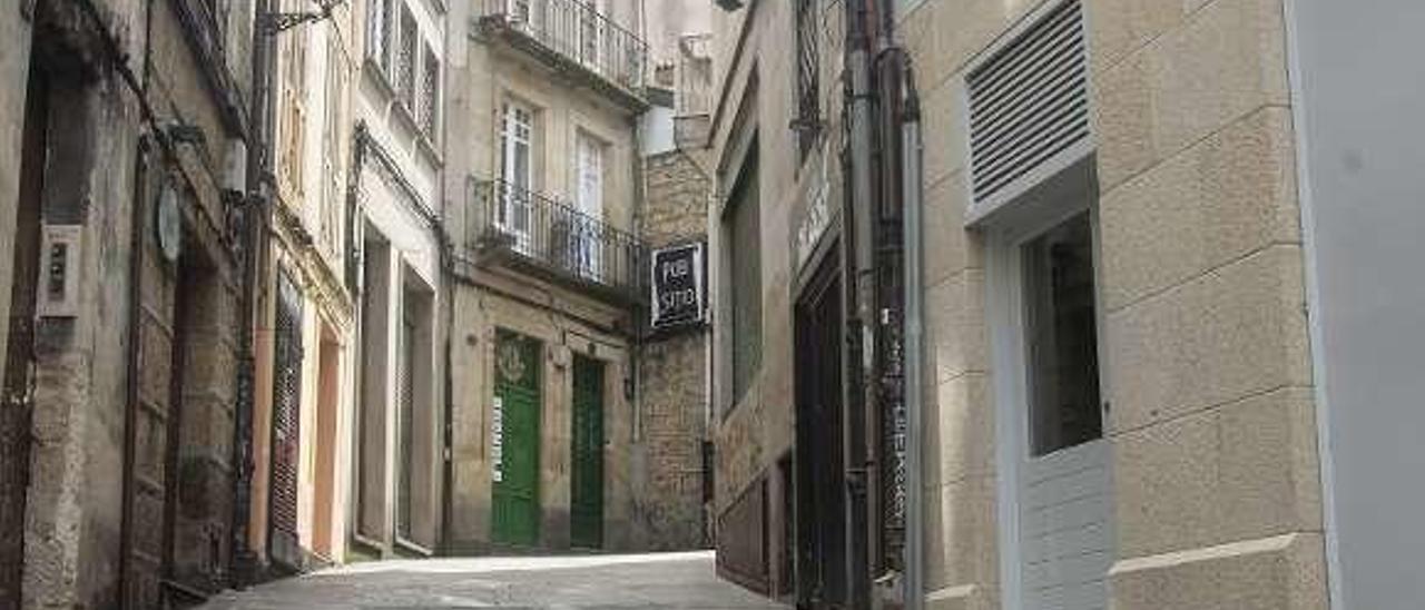 Calle de la Luna, una de las zonas con ruido del casco histórico. // Peteiro