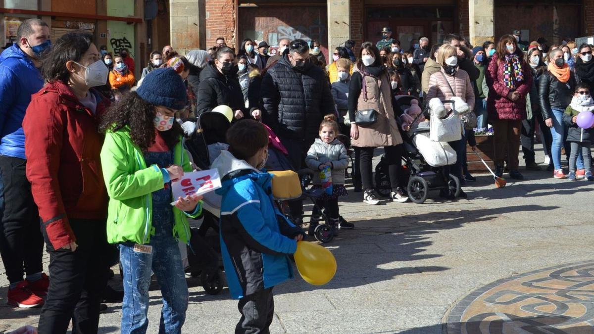 Concentración en Benavente para pedir pediatras. | E. P.