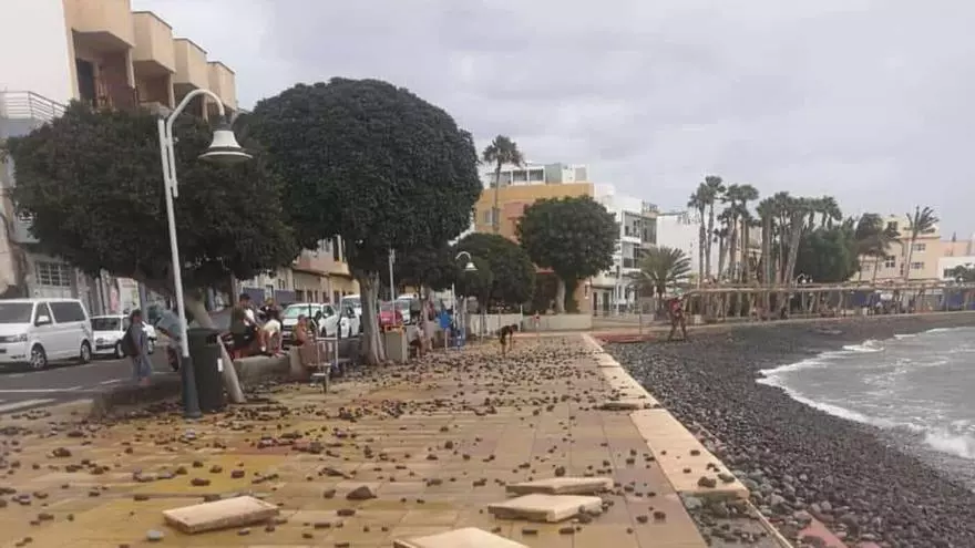 La pleamar causa destrozos en el paseo de Playa de Arinaga