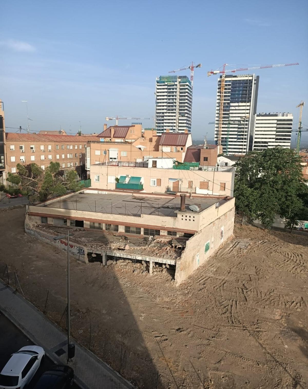 Edificio okupado de Tetuán después de que fuese Villacís, con una de las partes abiertas por la excavadora. 