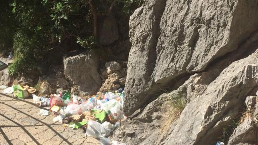 La Fundació Deixalles retira los residuos acumulados en la olla del torrent de Pareis