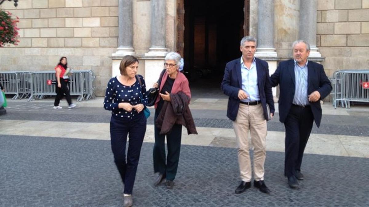 Carme Forcadell y Muriel Casals salen, este jueves, del Palau de la Generalitat tras reunirse con Artur Mas.