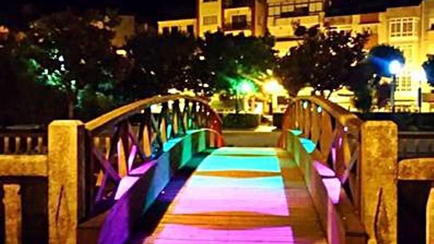 El puente, ayer, iluminado. |