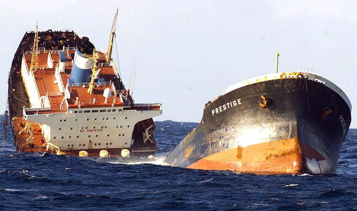 Die „Prestige“ geriet am 13. November in Seenot. Sechs Tage später brach sie auseinander und sank.  | FOTO: ORP