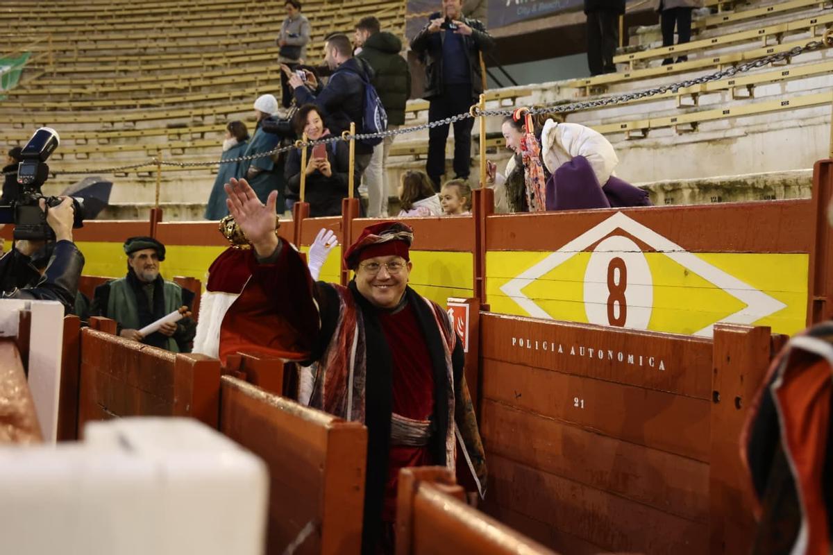 Alicante se rinde a los Reyes Magos pese a la lluvia: así se vivió la recepción en la plaza de toros
