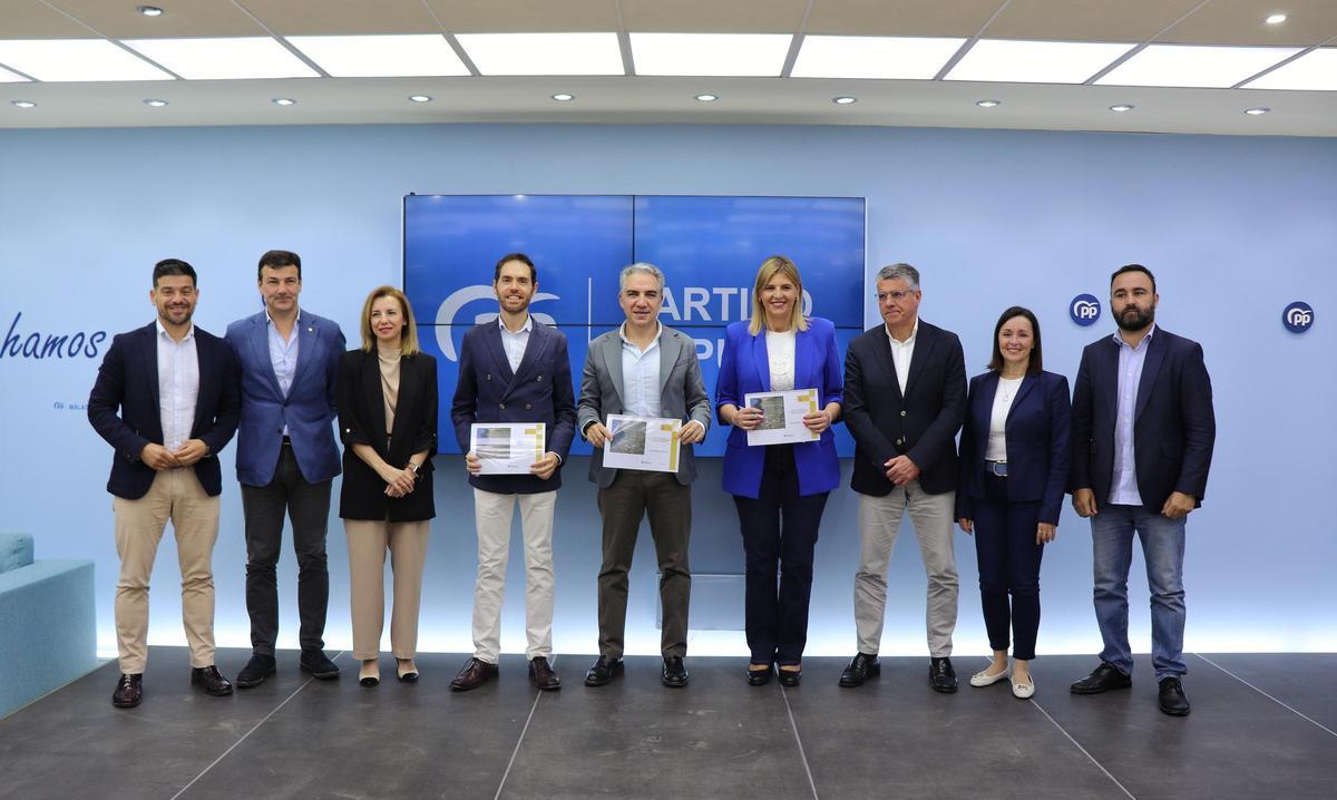 Bendodo acompañado por otros diputados y senadores malagueños y por los portavoces adjuntos del PP en sendas cámaras.