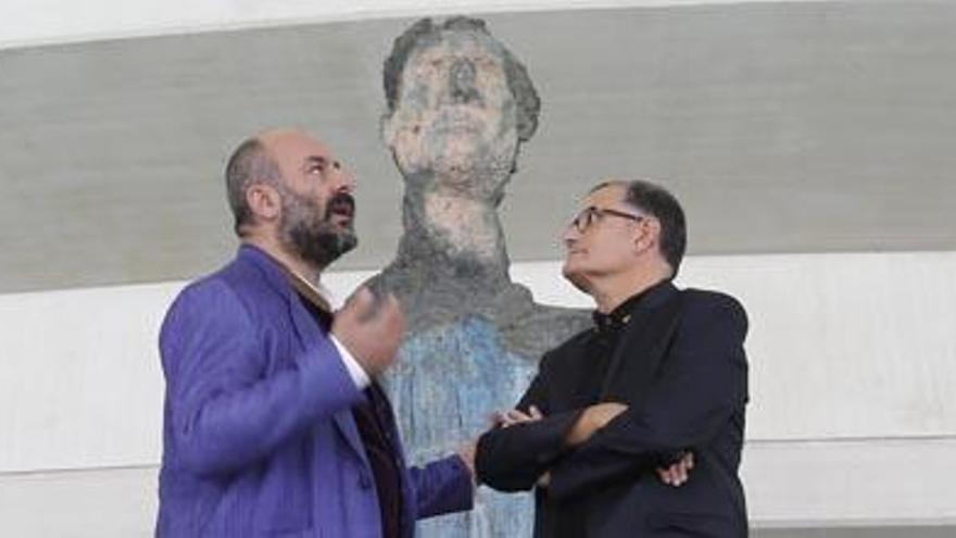 Davide Livermore y José Miguel Cortés, ante la estatua de Markus Lüpertz, en Les Arts.