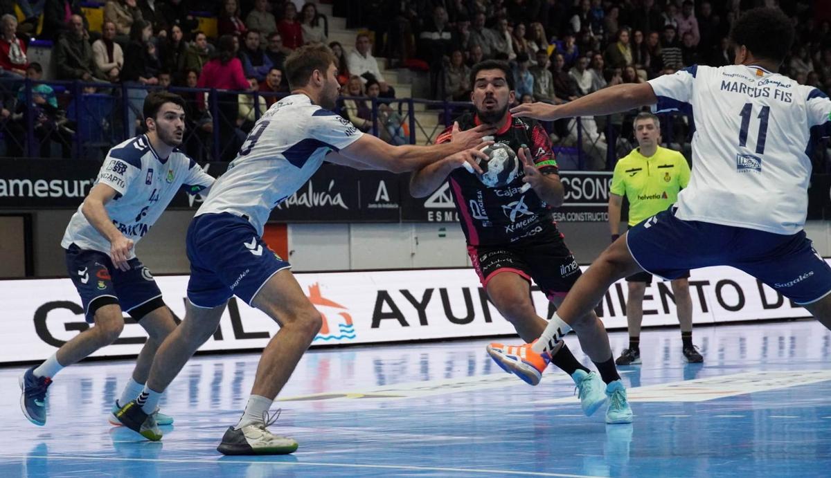 El primera línea argentino Pablo Simonet controla el balón ante la defensa de tres jugadores del Fraikin Granollers.