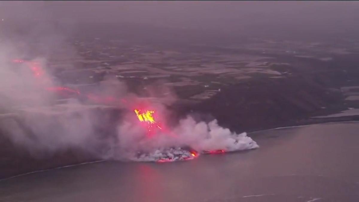 Llegada de la lava al mar a vista de dron