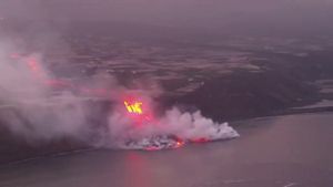 La lava guanya terreny al mar i el mar canvia de color a La Palma
