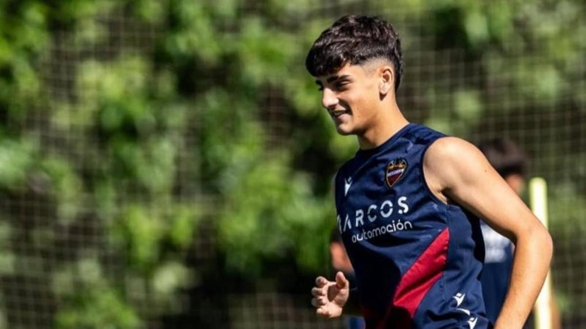 El Levante ‘resuelve’ el entramado contractual de Víctor JR