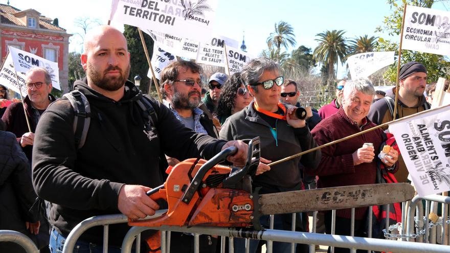 La pagesia protesta a les portes del Parlament: &quot;Que ens escoltin i deixin de criminalitzar-nos&quot;