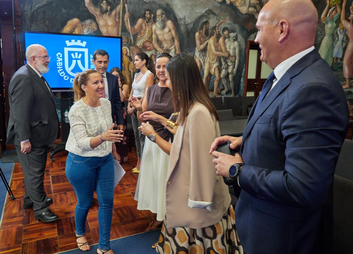 Rosa Dávila saluda a losa invitados en el Salón Noble del Cabildo de Tenerife