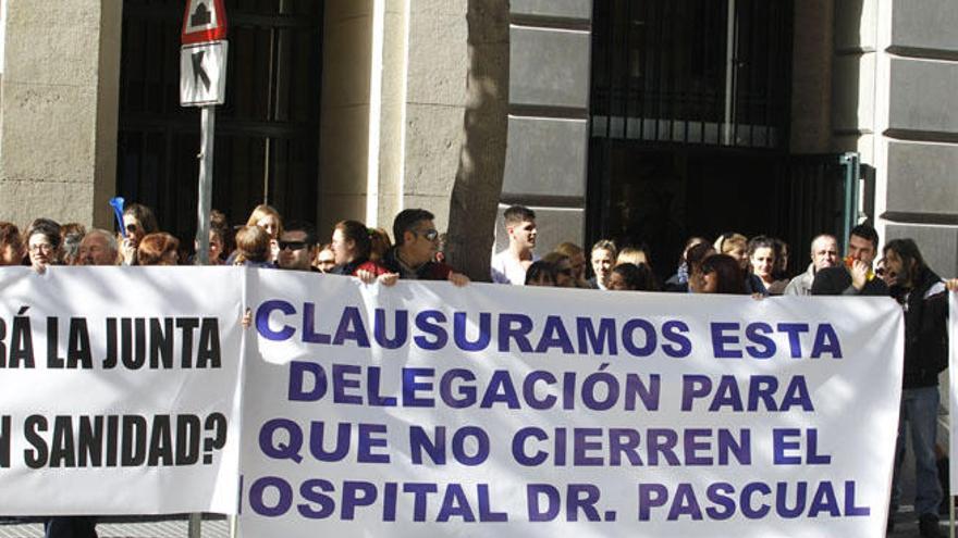 Los trabajadores del Hospital Pascual protestaron ayer ante Salud.