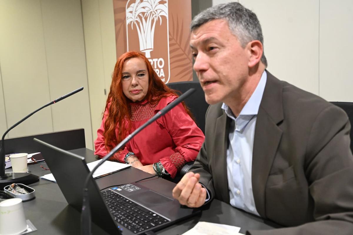 El director del jardín artístico junto a la escritora
