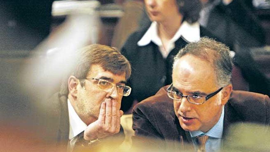 El expresidente Antich con su entonces conseller de Hacienda, Carles Manera, y detrás de ambos la hoy presidenta Armengol.