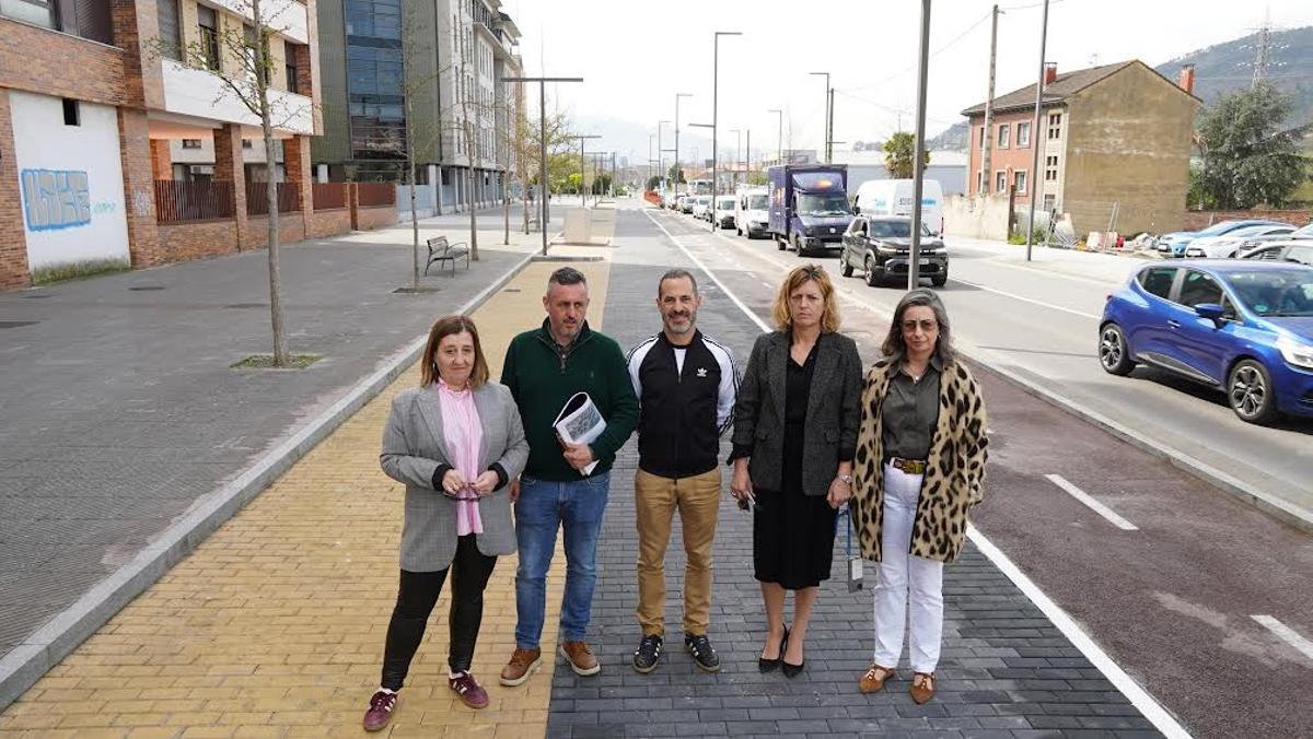 Por la izquierda, Sonia Lago, edil de Infraestructuras; Daniel Navarro, técnico municipal; Ángel García, alcalde de Siero; Mercedes Saiz, de la empresa adjudicataria, y María José Fernández, técnica municipal, en la parte de la avenida de Oviedo de Lugones que ha sido mejorada.