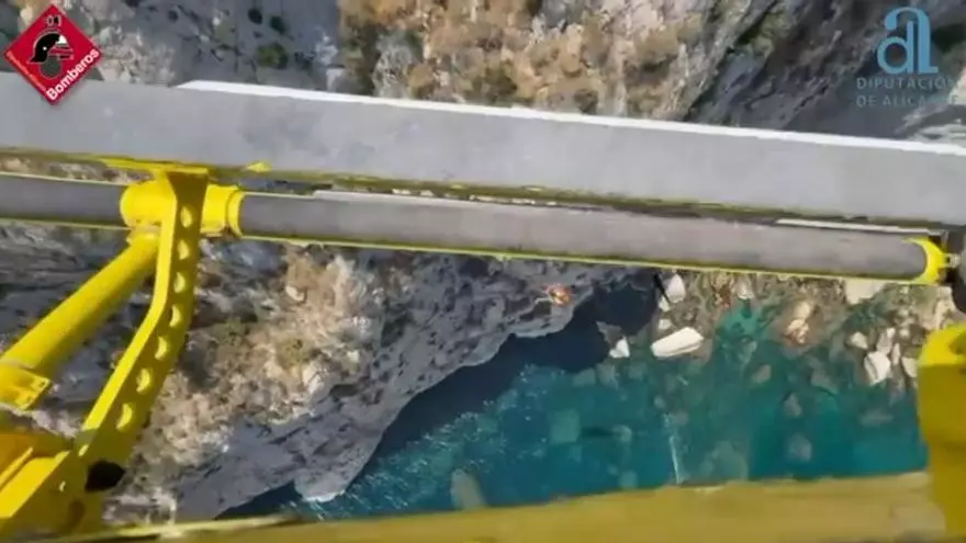 Rescatan en helicóptero a un hombre que estuvo perdido toda la noche en el Peñón de Calp