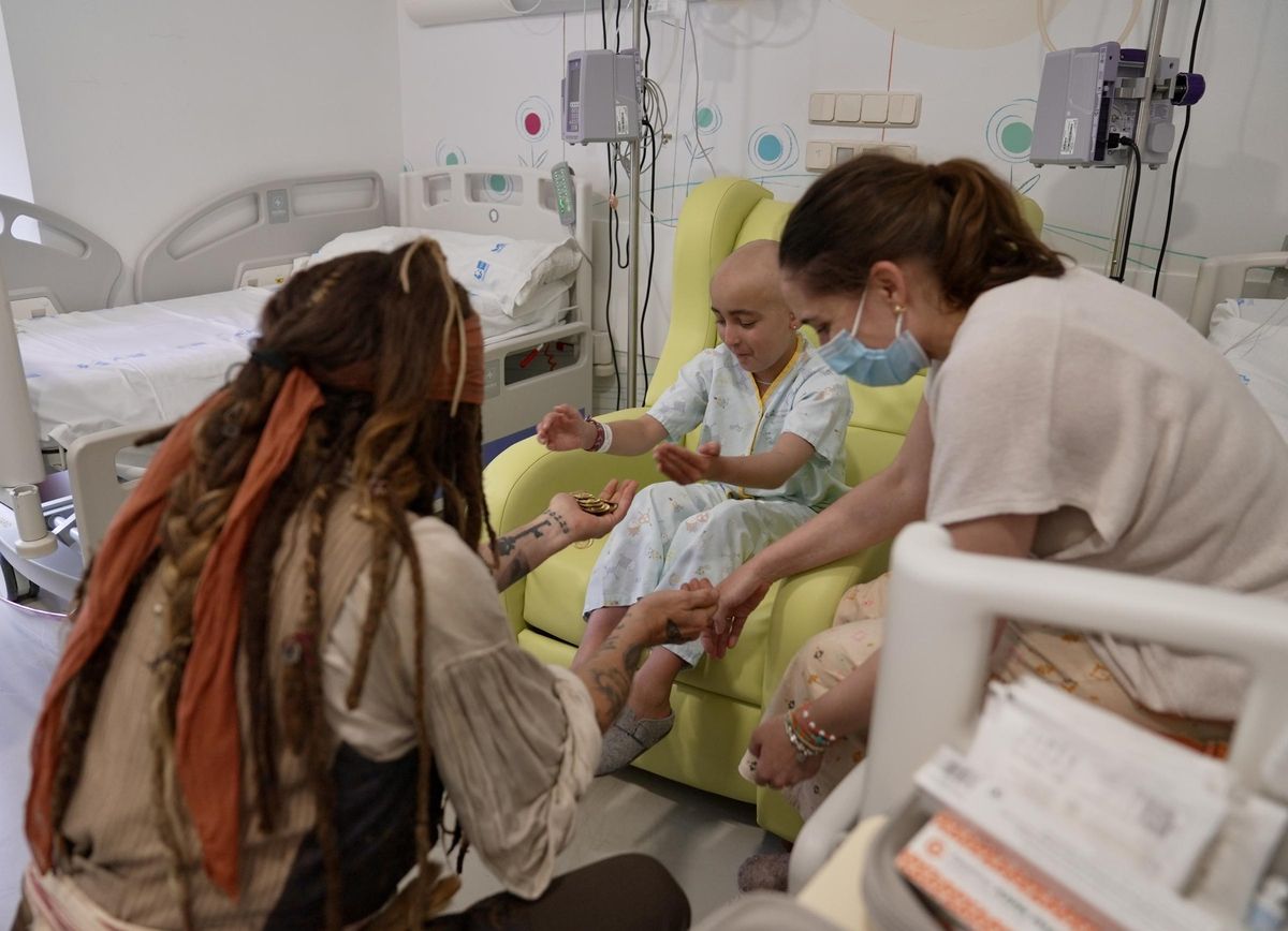 Johnny Depp caracterizado de Jack Sparrow durante su visita al Niño Jesús.
