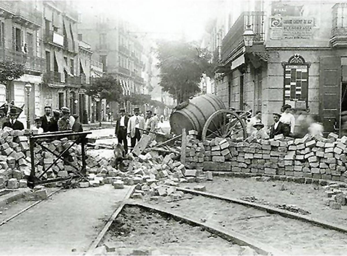 Aixecament d’una barricada a Barcelona.