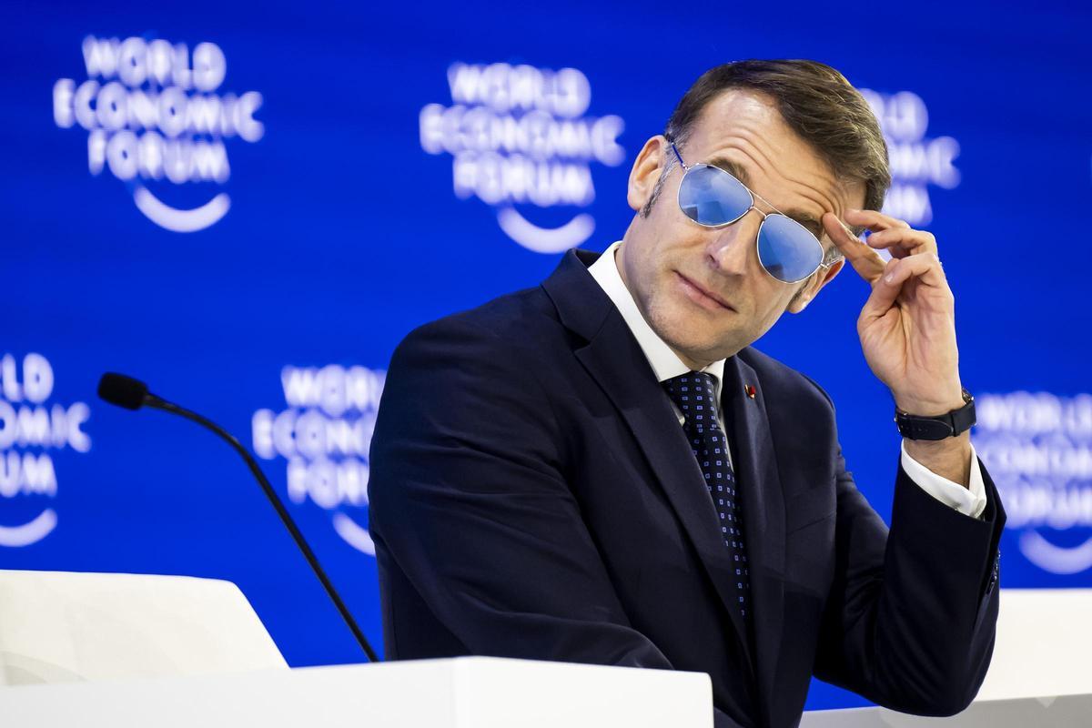 El presidente de Francia, Emmanuel Macron, con gafas de aviador en el Foro de Davos.