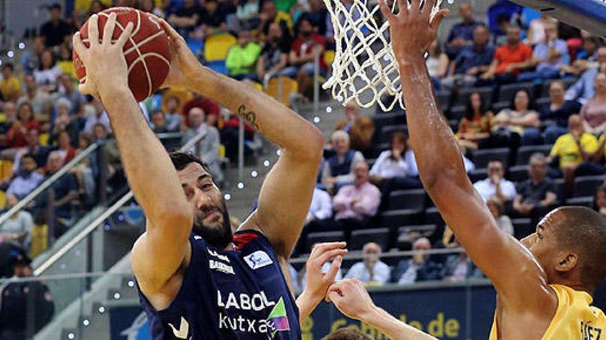 Bourousis y Bertans, ante Báez y Omic.