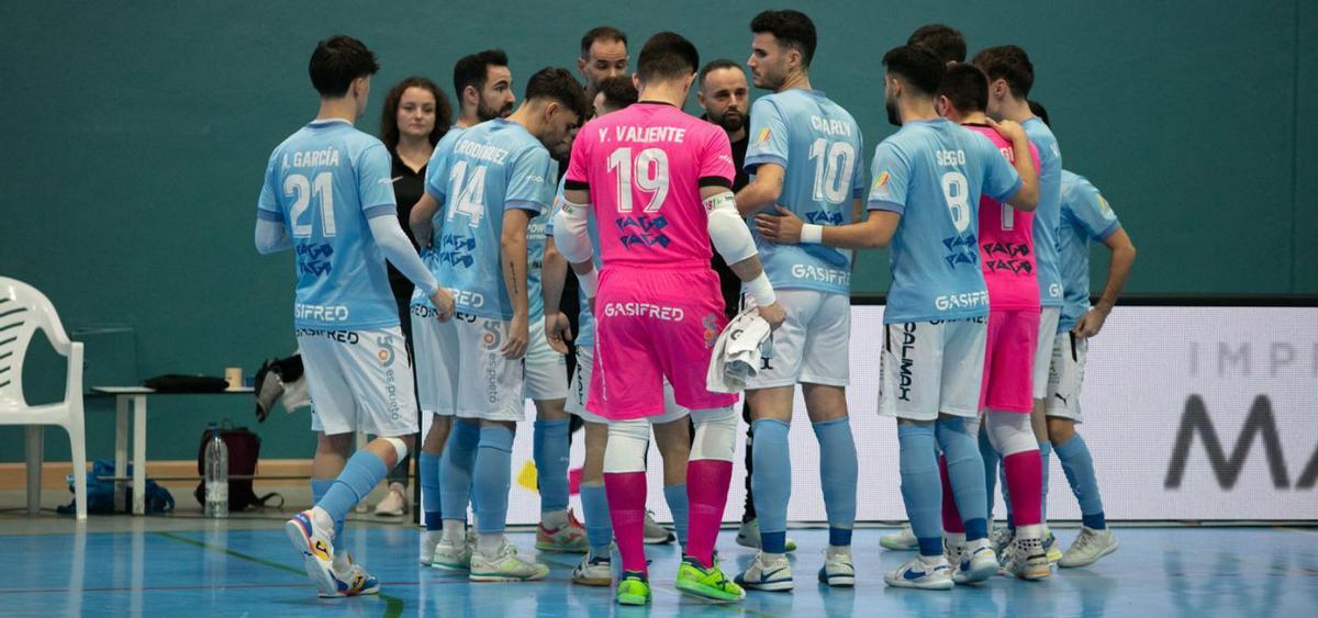 El técnico de la UD Ibiza-Gasifred conversa y da instrucciones a sus jugadores en un partido. | VICENT MARÍ