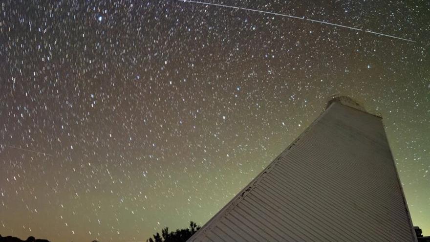 Un satélite de telecomunicaciones brilla más que las estrellas y molesta a los astrónomos