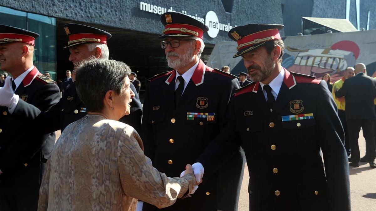 La delegada del Gobierno en Catalunya, Teresa Cunillera, saluda al comisario jefe de los Mossos, Ferran López