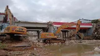 La empresa cordobesa Grupo Barea empieza a demoler el puente del ferrocarril de Paiporta