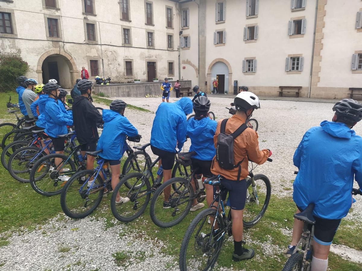 Los jóvenes, antes de iniciar la ruta