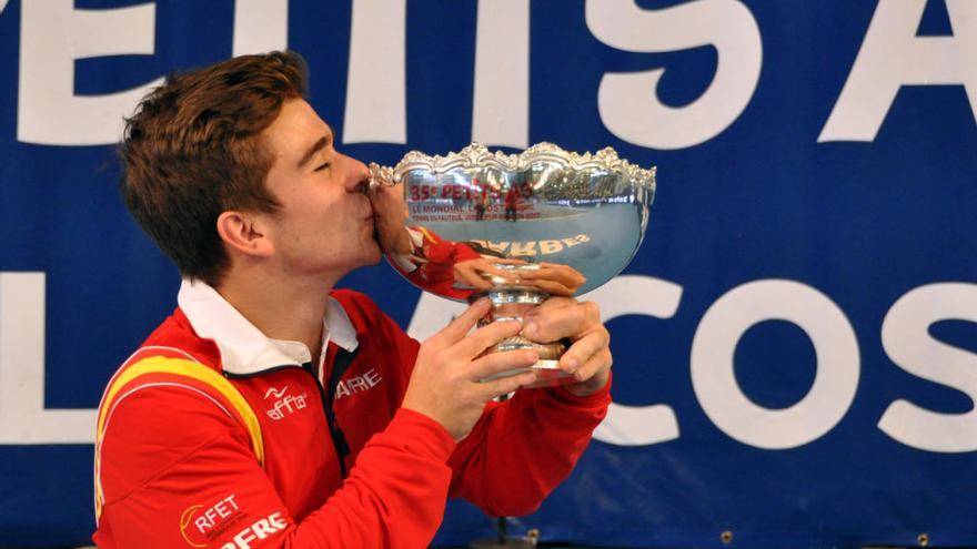 El vigués Martín de la Puente besa el trofeo tras imponerse en la final. // FdV