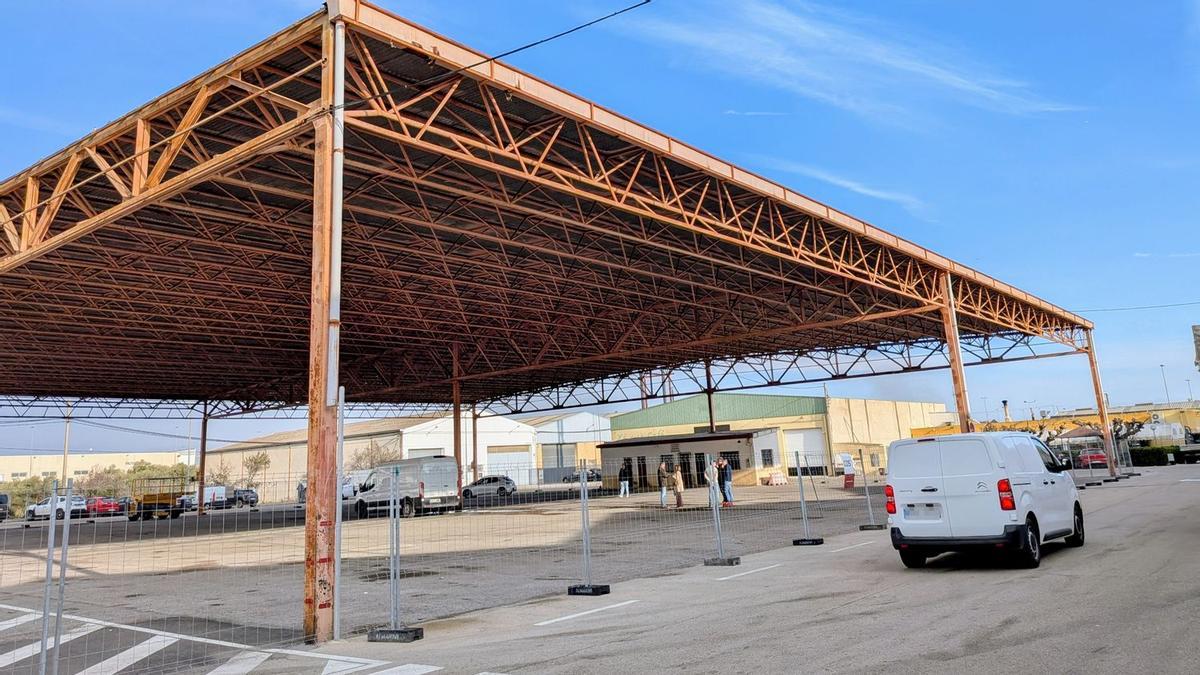 Los trabajos consistirán en la renovación integral de la cubierta del Mercado de Abastos y la adecuación de un parking para los trabajadores.