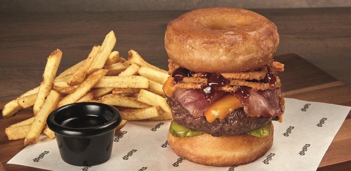 La nueva hamburguesa con Donuts de Fridays