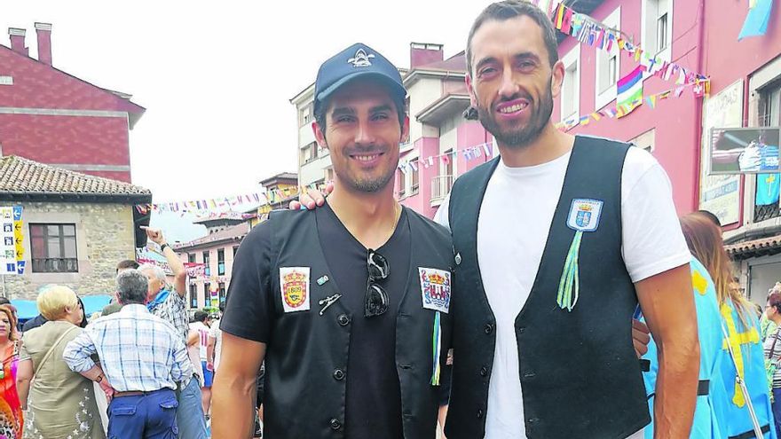 Álvaro Fernández Fiuza y Walter Bouzán, ayer, en Arriondas, antes de la salida.