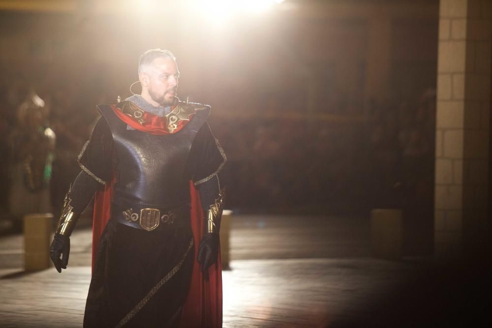 Las embajadas recrean la lucha entre los bandos de la cruz y la media luna para hacerse con el control de Elche