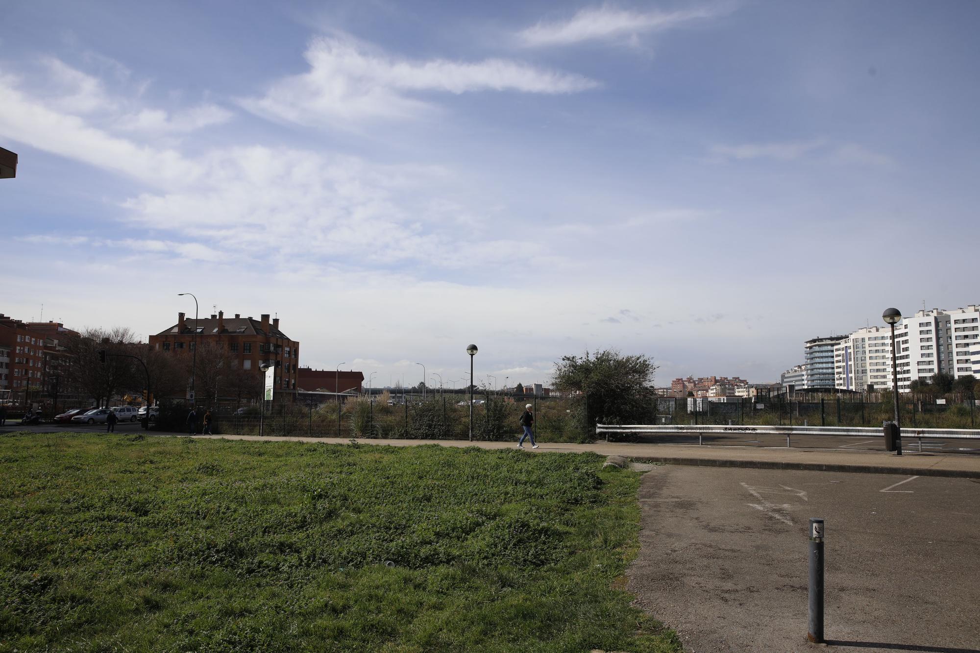 La situación del "solarón", suciedad y personas acampadas