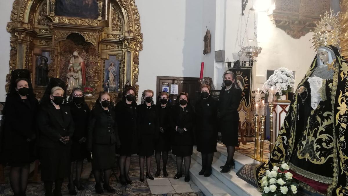 Iglesia de San Francisco con las hermanas vestidas de negro.